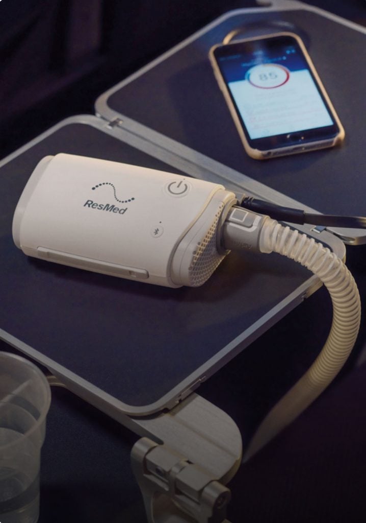 sleep-apnea-sleepapnea-airmini-on-airplane-tray-table